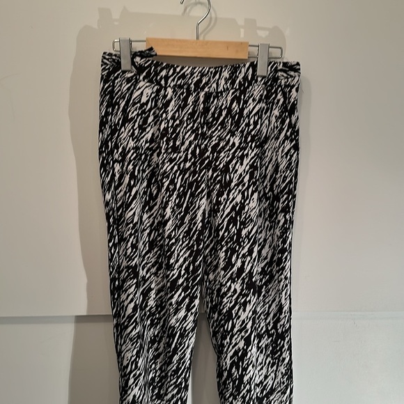 Pants zebra style color white and black tight in the ankle size 2 from dynamite - Picture 3 of 5